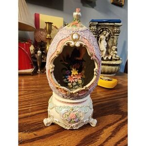 Vintage Classic Treasures Lavender Victorian Pedestal Egg Music Box Hummingbirds